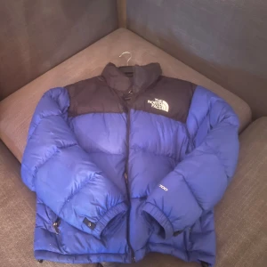 North face jacka - Säljer av min north face jacka, den är stolen M och har ett litet hål i höger arm (se bild)   Där av priset, hör av dig vid intresse..