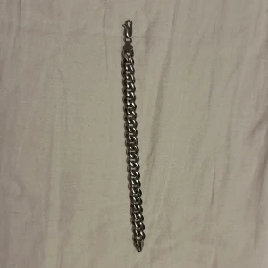 Silverfärgat armband och halsband samt en smartklocka - Säljer ett stilrent set med ett silverfärgat armband och halsband. Båda har en klassisk kedjedesign som passar perfekt till både vardag och fest. Armbandet har en säker låsning och halsbandet är i matchande stil. Perfekt för att ge din outfit en extra touch av elegans!En smart klocka för träning eller bara till vardags för o hålla koll på stress osv….