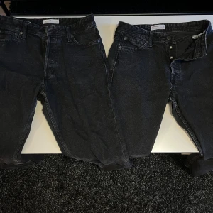 Svarta jeans från Jack & Jones  - Säljer två par svarta jeans från Jack and Jones i modellen Loose/Chris. De har en loose passform och är perfekta för en avslappnad stil. Jeansen är i bra skick och har en klassisk design med knappar och fickor. Perfekta nu till vintern. Pris kan diskuteras!!