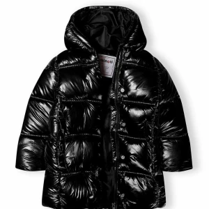 Svart glansig pufferjacka från Minoti - Säljer en supercool svart pufferjacka från Minoti. Jackan har en stor huva och stängs med både dragkedja och knappar. Den är långärmad och riktigt varm, perfekt för vintern! 🖤säljs pga att den är för liten.