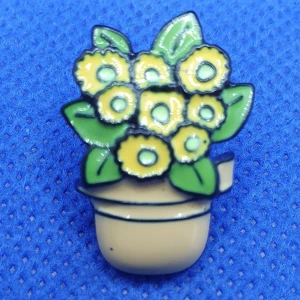 Pin - Blomma - Oanvänd pin blomma. ✨️Titta igenom alla mina upplagda och köp fler saker i bundle för att spara på frakten och få allt du köpt i ett och samma paket✨️