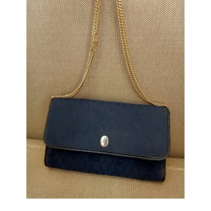 Marinblå axelväska från Christian Dior - Snygg svart axelväska från Christian Dior med guldkedja och diors ikoniska monogram. Väskan har en stilren knappdetalj framtill och är perfekt för både vardag och fest. Den är i mycket bra skick och ger en lyxig touch till vilken outfit som helst.