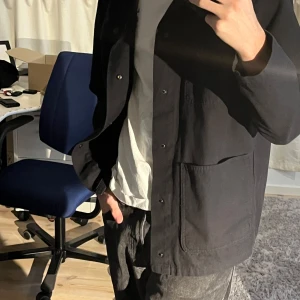 Vans tunn jacka  - Vans drill chore coat som knappt har används Storlek:M  Kragen är i Manchester    