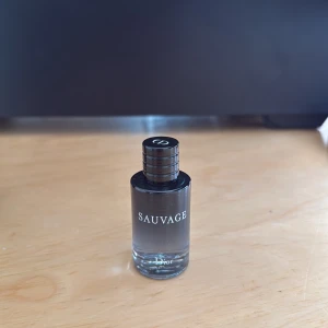 Dior Sauvage Eau De Parfum 10ml - Säljer en liten flaska Dior Sauvage Eau de Parfum från Dior. Perfekt för den som vill ha en sofistikerad och maskulin doft. Kommer i originalförpackning.