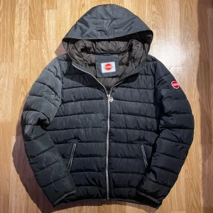 Colmar jacka  - Colmar jacka i fint skick (1 defekt) där av priset! Jackan är i st M/L. Skickar jacka. samma dag som köp och om du har mer frågor är de bara att ställa  :) 