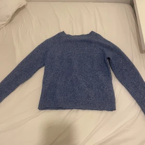 Blå stickad tröja - Köpte denna tröja för något år sedan men har endast andvänt den några fåtal gånger. Passar super bra att ha till lite mer uppklädda tillfällen då man kan matcha med några fina jeans eller en kjol, men passar även perfekt att bara ha att mysa i hemma💙