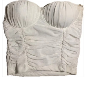 Korsett liknande topp  - Vit topp i korsett liknande stil, inbyggda kupor , dubbla snören och mesh tyg som dekoration  Gott skick, inga tecken på defekter  I storlek S-M
