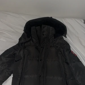  Canada Goose wyndham - Säljer min cg på grund av att jag har köpt en ny jacka använd 2023 vintern kommer med päls kan mötas upp här en liten skada på vänster armen men inget som synes värsta 