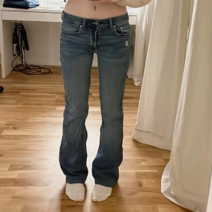 lågmidjade bootcut jeans  - söta och bekväma jeans som tyvärr inte kommer till användning hos mig  innerbenslängd: 77cm midjemått: 74cm ytterbenslängd: 99cm  omsydda till lågmidjat