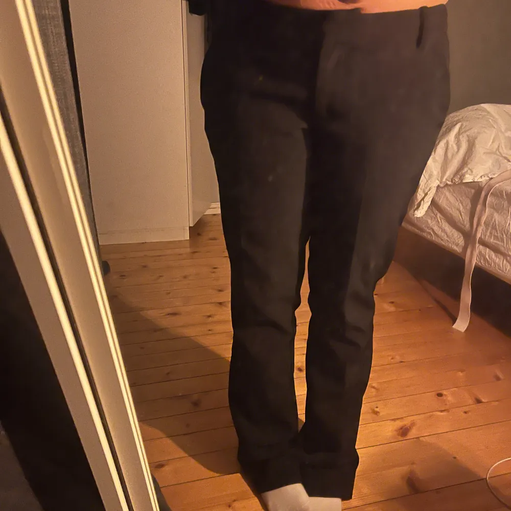 Kostymbyxor från bikbok som inte kommer till användning men ett jätte fint plagg som passar till allt 🖤 pris kan diskuteras i snabb affär. Jeans & Byxor.