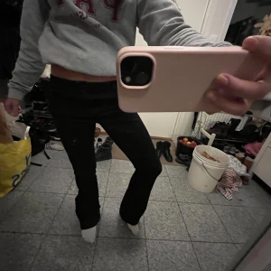 Lågmidjade jeans svarta  - Använt 3 gånger, säljer då dem är lite stora i midjan för mig🌟