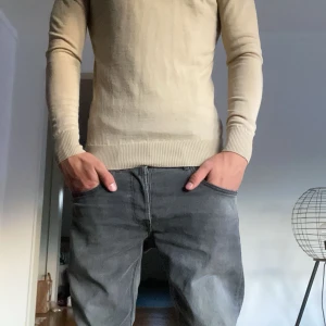 Beige tröja från J.Lindeberg - Säljer en stilren beige tröja från J.Lindeberg i mycket bra skick. Tröjan är långärmad och har en mindre passform (storlek S sitter mer som XS, perfekt för både höst och vår. Hör av dig vid minsta fundering!!!!!