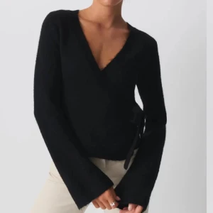 Svart omlott kofta  - Superfin och trendig omlott kofta från Gina Tricot som är helt slutsålt. Den är endast använd 1 gång. Säljer för den inte kommer till användning ❤️❤️Den är i M men passar super på mig som har S då man bestämmer midjan själv