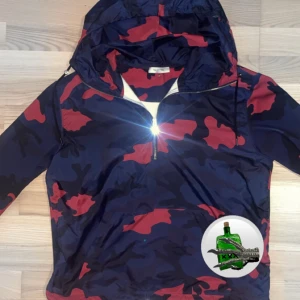 Valentino windbreaker - Riktigt fet och exclusiv valentino jacka, super sällsynt. Är i italiensk storlek S vilket ungefär motsvarar M. Hör av er vid frågor och funderingar. Pris ej hugget i sten