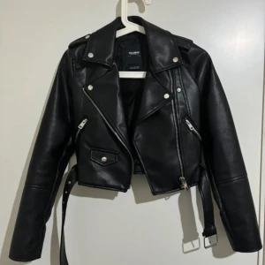 Pull & bear skinn jacka - Använd max 5 gånger så i väldigt bra skick  Stl xs