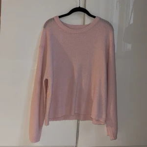 Rosa stickad tröja - Rosa tröja från Lager 157, endast använt 2 gånger. Fint skick och nypriset var 150kr. Storlek L men är mer som en M.