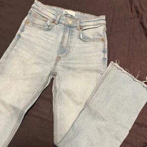 Zara jeans  - Snygga ljusblåa jeans från Zara i storlek 34. Använd max 2-3 gånger, säljs pågrund av att de blivit små för mig❣️ Köpta för 349kr