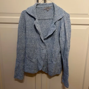 Blå stickad kavaj från Cellbes - Mysig blå stickad kavaj från Cellbes i storlek 38/40. Perfekt för höst och vår med sina långa ärmar och knappar framtill. Den har en avslappnad passform och är superbekväm att bära. Perfekt för både vardag och lite finare tillfällen. 💙