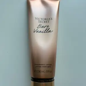 Säljer en lyxig Bare Vanilla Fragrance Lotion från Victoria's Secret. Den har en krämig doft av vispad vanilj och mjuk kashmir. Perfekt för att återfukta huden och lämna en härlig doft. Innehåller 236 ml och kommer i en snygg guld- och bronsfärgad tub. Bara testad!!