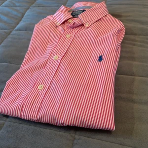 Ralph Lauren skjorta - Stilren Ralph Lauren skjorta i toppen skick. Inga defekter alls. Passformen är slim fit. Hör av er vid funderingar! 😊 storlek: M skick: 9/10