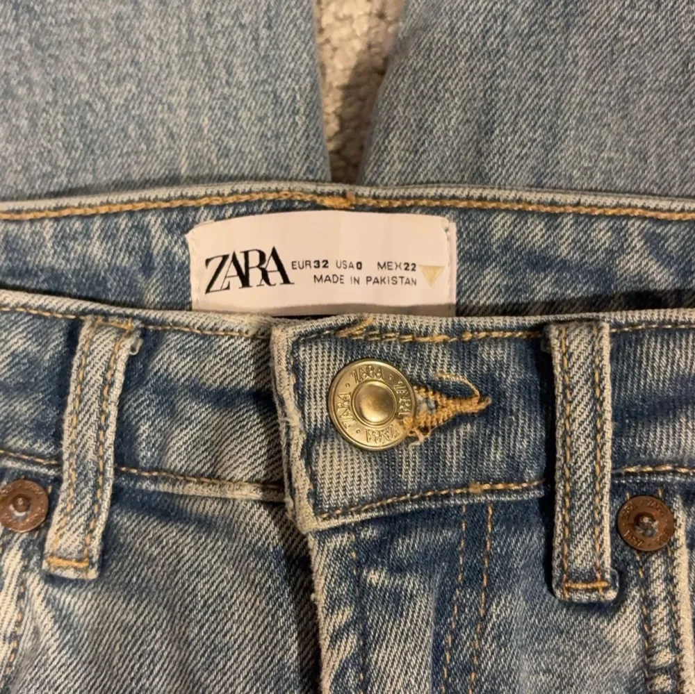 Säljer ett par snygga blå jeans från Zara i storlek 32. De har en bootcut-stil med slits på sidorna, och hål på knäna. Jeansen är använda en gång och är som i nyskick utan defekter eller fläckar. Skriv privat för fler bilder eller om ni har frågor!💙pris kan diskuteras eller skicka in prisförslag. Jeans & Byxor.