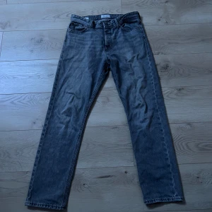 Jack&jones jeans - Säljer dessa sjukt feta jeans för ett kanonpris!💯🔥skick 9,5/10🤩 passa på att köpa innan dem säöjs och hör av er om ni undrar något🙌 storleken är 30/32