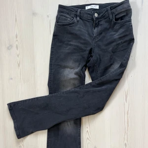 Svarta Jeans - Jeans från mango. Knappast använda. Storlek 36, passar mig som är 168 cm