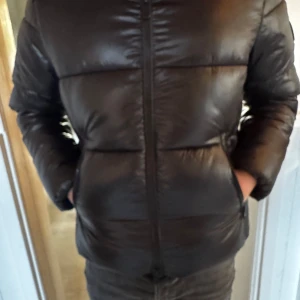 Save The Duck Jacka -  Save the duck jacka använd en vinter. Säljer pågrund jag vill testa något nytt 10/10 skick kom privat för fler bilder på jackan