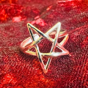 Silverfärgad pentamramring Rock Punk Metal Goth Rock Ockult Satanic Wiccan Fynd Justerbar storlek - Fet ring i silverfärg med pentagram. Ringen är justerbar och passar de flesta storlekar. Perfekt för dig som har en lite  mörkare stil och gärna sticker ut från den grå massan. Innermått 1,8 cm utan justering. Pentagrammet är 1,8 cm högt. Jag prutar inte. 
