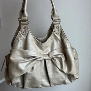 Väska - Supersöt väska med lite skimmer/glitter i❣️