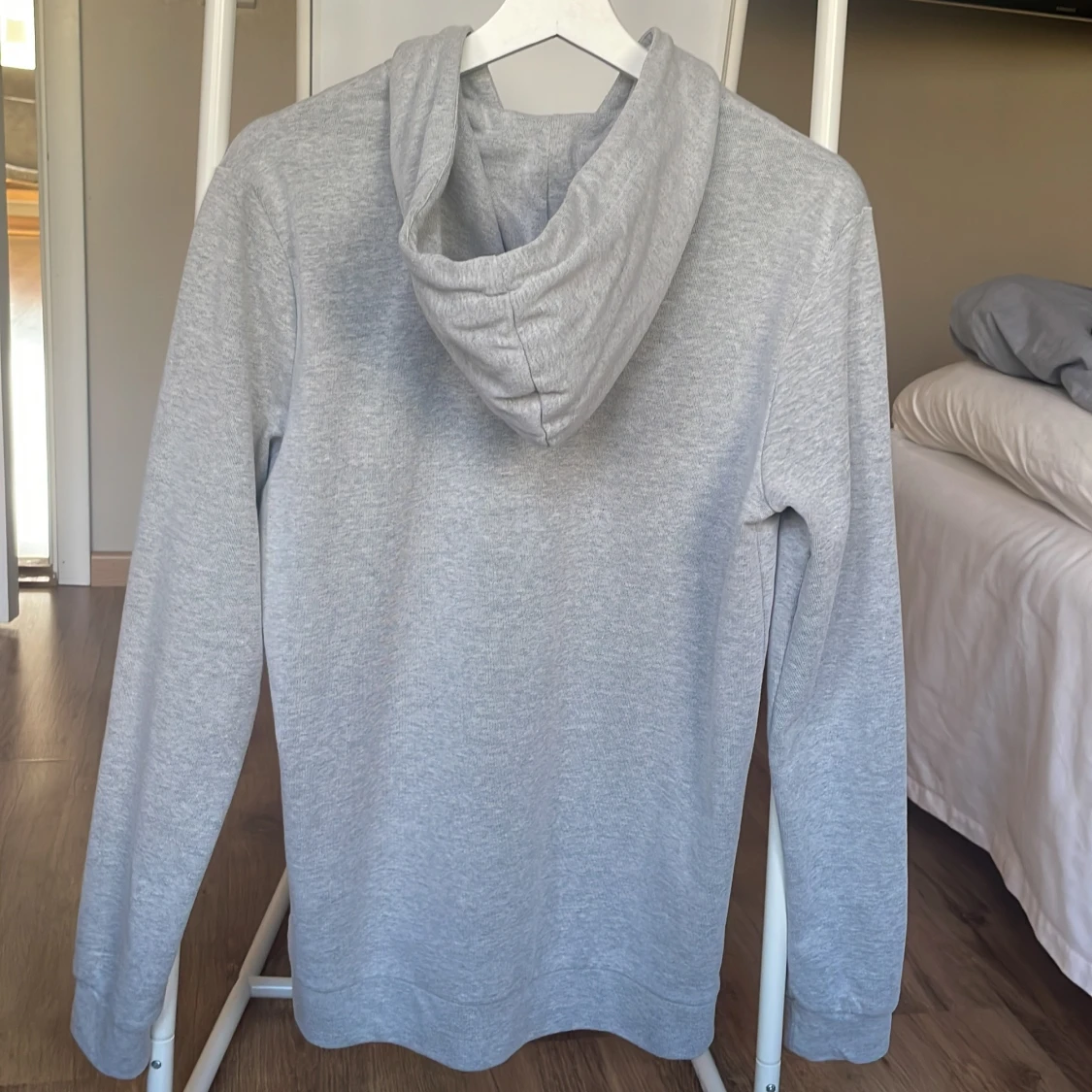 Grå hoodie från Samsøe Samsøe använd fåtal gånger strl S passar S-M, skick 9/10 600kr - 90