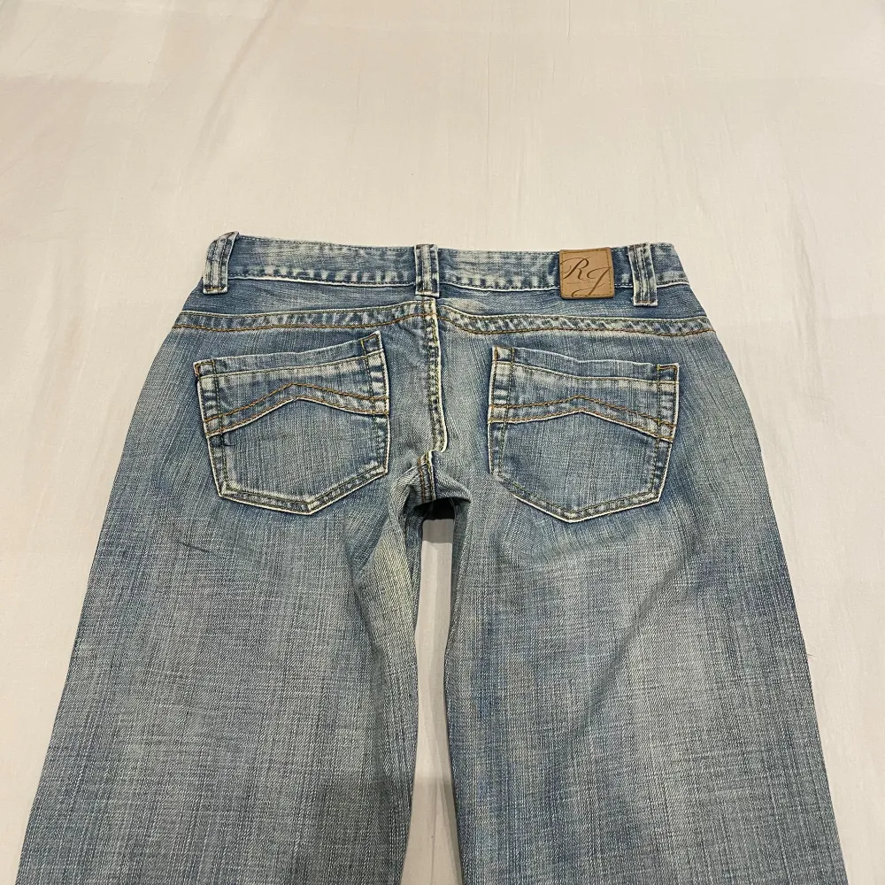 Midja 39 cm rakt över, innerben 87 cm o gren 19 cm jae 169 o xs-s för referens💕. Jeans & Byxor.