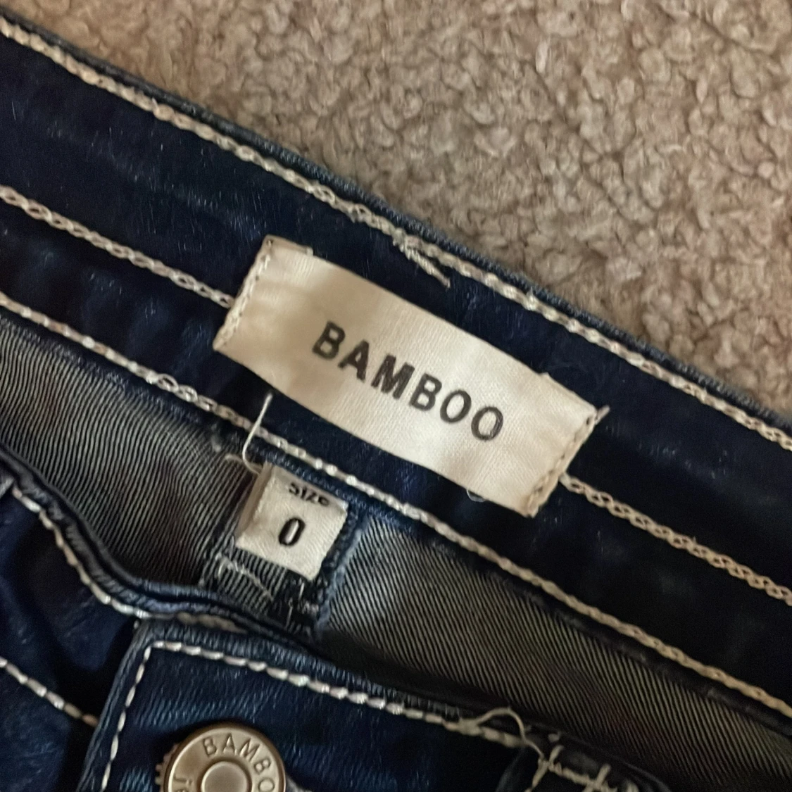 Mörkblå lowaist bootcut jeans från Bamboo - 91
