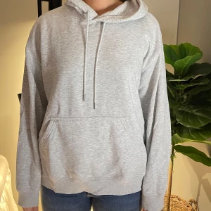 Grå hoodie - Grå hoodie från Hm i storlek L, använd fåtal gånger, nästan nyskick!😊