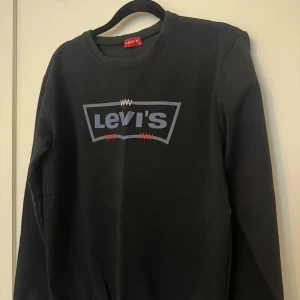 Svart tröja i fin material strl: S-M - Säljer en snygg svart tröja i mycket bra skick. Perfekt för både vardag och chill. Passar till allt och är superbekväm!