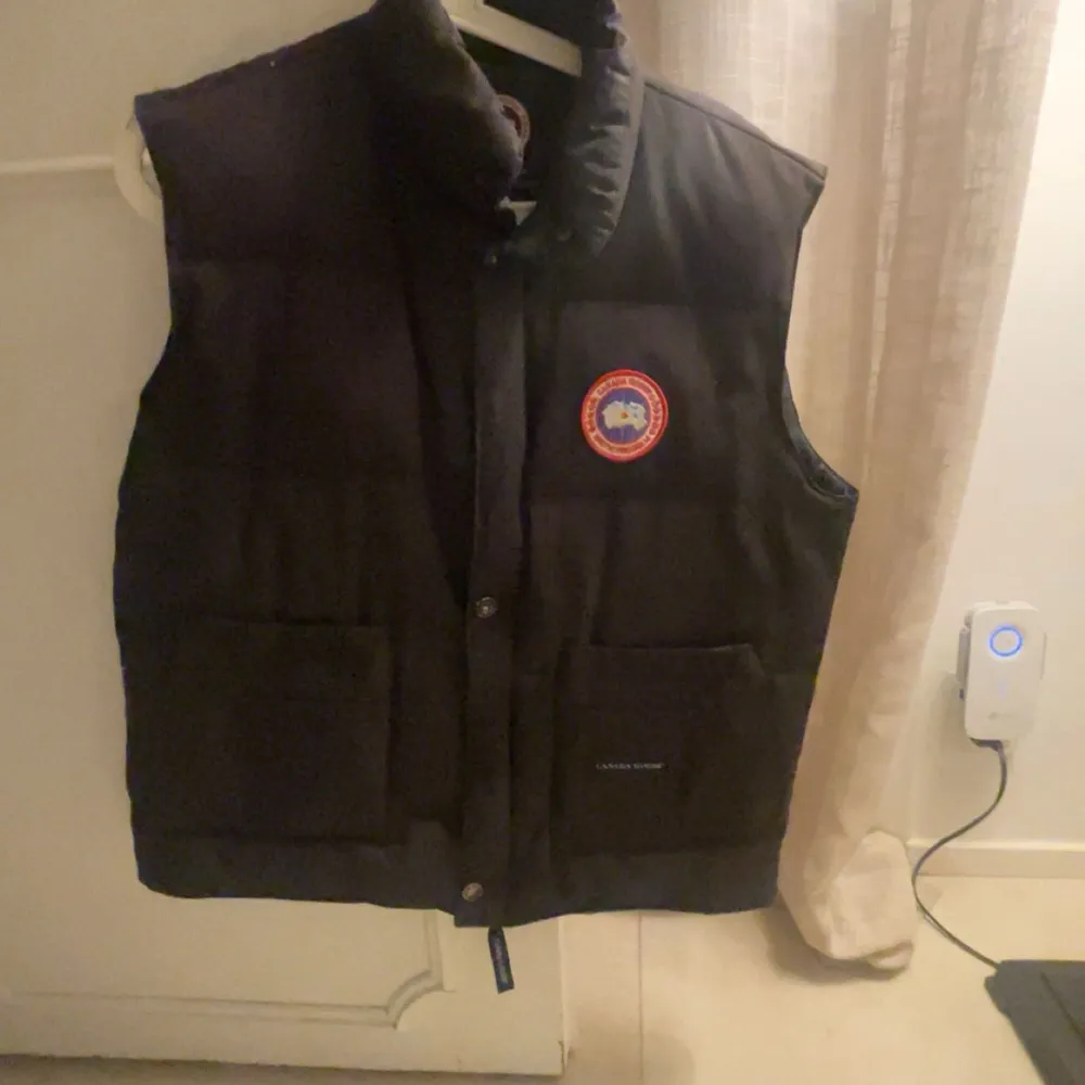 Säljer min dun väst från Canada Goose det enda som är lite synd är att märket är lite slitet där av priset. Västen kostar 8500kr nypris. Om ni vill ha en helt perfekt Canada Goose väst och har en lite extra peng att lägga har jag en till Canada Goose som ni kan se på min profil.. Jackor.