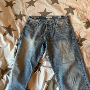Blå jeans från Jack and Jones  - Säljer ett par blå jeans från Jack and Jones, storlek 32/32, bra skick, skriv vid mer frågor