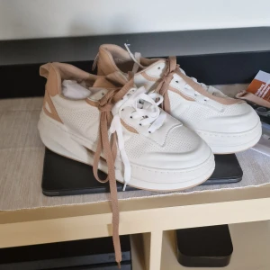 Helt nya sneakers - Helt nya skor! Storlek 38 men små i storleken, passar nog 37 bättre 