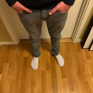 Tiger of Sweden - Hej, säljer nu mina Tiger of Sweden jeans i färgen grå. Storlek 27/30. Väldigt bra skick, inga defekter😃. De är slimfit. Hör av dig om du är intresserad eller har frågor/ Mvh Ture