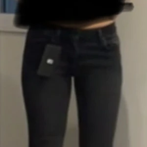 Svarta bootcut jeans från ltb - Snygga lågmidjade bootcut jeans från ltb, storlek 24/30, det är väldigt stretchiga så passar nog xs/s/m. Passar någon som är 150-165cm lång, jag är 157❤️ Hela bilden får inte plats så skriv privat så får ni hela bilden, jag har använt dessa 1 gång då jag efter ångrade mig och vill köpa ett par andra jeans❤️