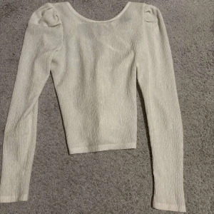 Vit blus  - Säljer en vit blus från Lindex i storlek:XS🤍använd ett fåtal gånger, sparsamt använt så i väldigt bra skick, Nypris cirka 300:- mitt pris  120:-🌟 pris inte hugget i sten, hör av er vid frågor eller funderingar//Daahlgren.resell🌟