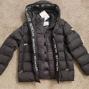 Moncler jacka medium  - Moncler jacka medium  Kvittot en påse till jackan följer med . 1600 kr 