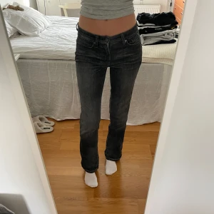 Svarta bootcut jeans - Säljer ett par svarta bootcut jeans i mycket bra skick. De har en snygg passform med låg midja och klassiska femficksdetaljer. Perfekta för både vardag och fest! 🖤