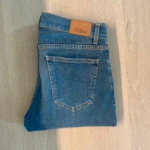 Oscar Jacobson jeans - Slim fit jeans från Oscar Jacobson i extremt bra skick. Nypris runt 1800. Hör gärna av er om ni undrar över mått eller annat!