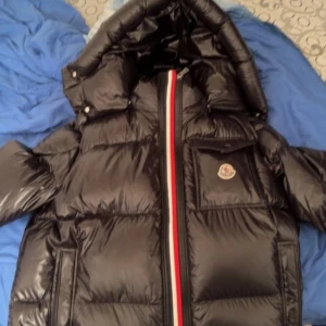 Moncler jacka nyskick  - Moncler jacka knappt använd.  Nyskick  Kvittot och en påse till jackan följer med. 