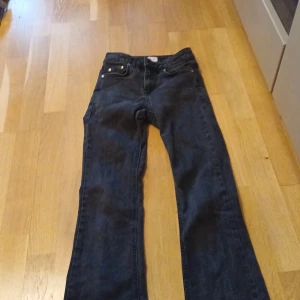 Svarta jeans från kidBrabdstore - De är för små