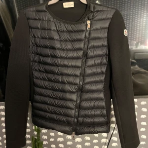 Moncler jacka  - Säljer min älskade Moncler jacka/cardigan då den inte kommer till användning! Sparsamt använd, i väldigt fint skick🥰 skriv vid frågor! Såklart äkta. Säljer för 3299, kom med bud🫶🏻