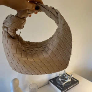 Beige handväska Bottega veneta  - Säljer min superfina beige handväska från Bottega Veneta. Super bra skick! Dustbag mm medföljer! ENDAST INTRESSEKOLL OCH ENDAST SERIÖSA BUD