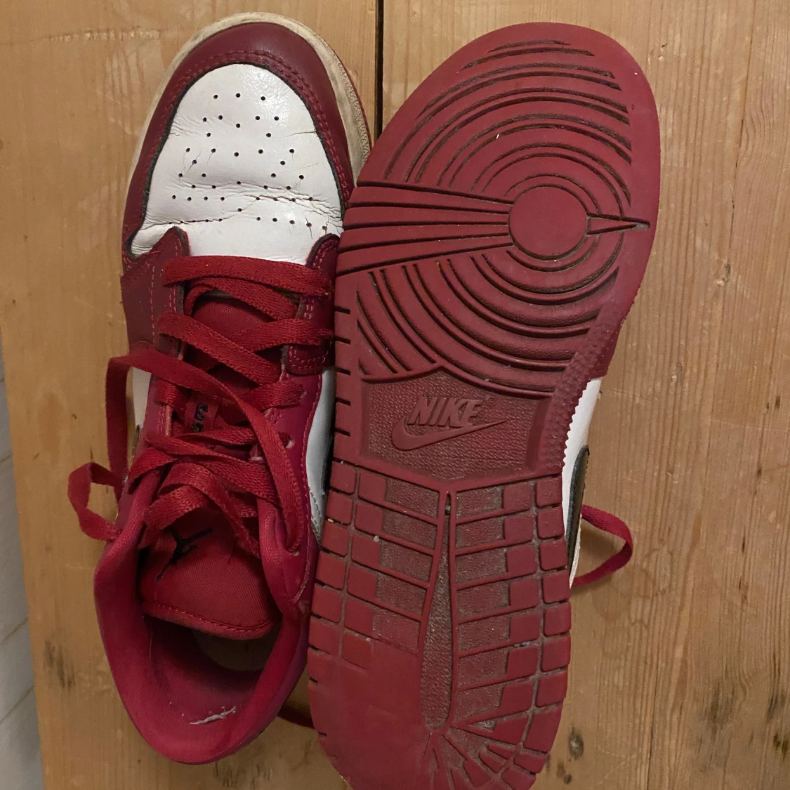 Nike Air Jordans i rött och vitt - 91