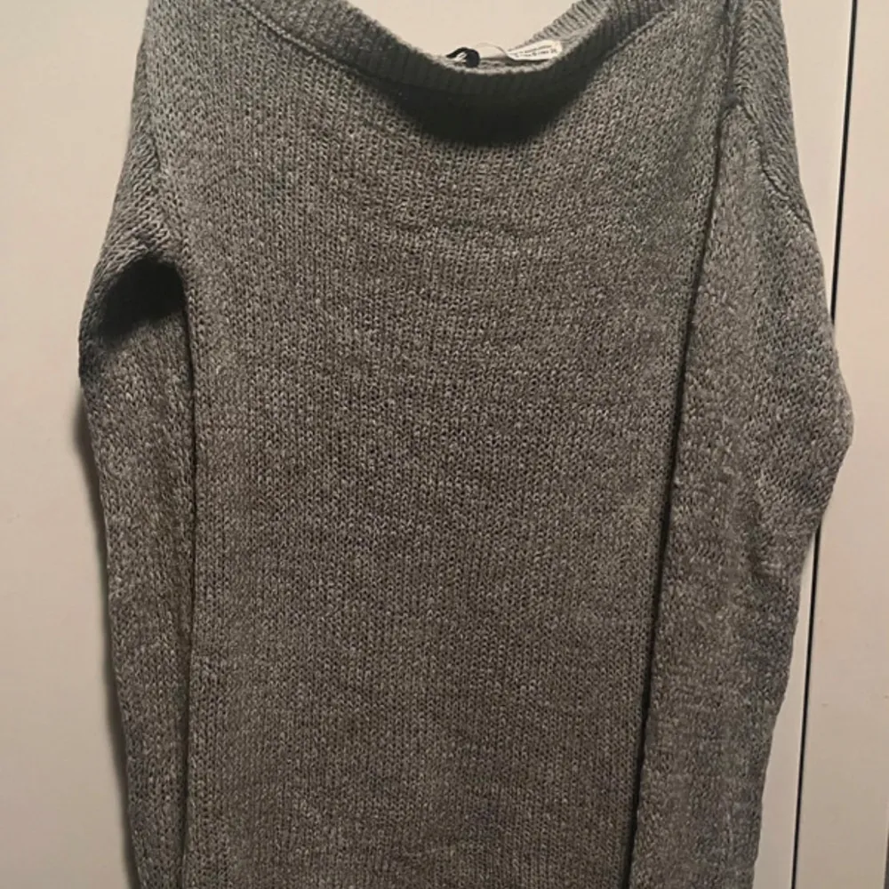 Säljer en snygg grå stickad tröja från Pull&Bear i storlek S. Perfekt för kyliga dagar med sin mjuka och bekväma passform. Tröjan har långa ärmar och en klassisk design som passar till allt. Ett måste i garderoben för höst och vinter! 🍂❄️. Neuletakit & Villapaidat.